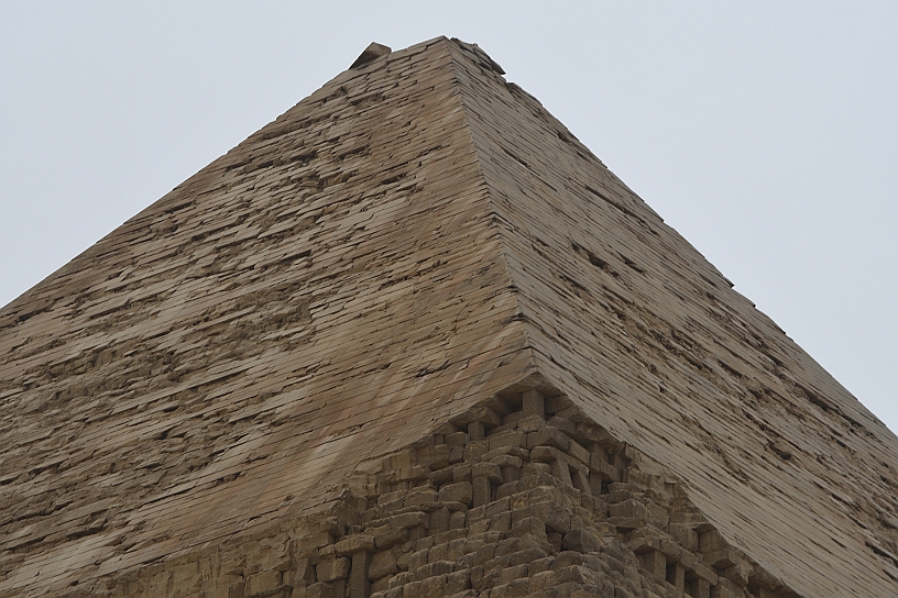 51 MAK_6794.jpg - I blocchi di calcare bianco di Tura, venivano trasportati attraverso il Nilo dalle cave situate a circa 10 km a sud-est di Giza. Questo materiale ha conferito alla piramide una luminosità e una bellezza uniche.